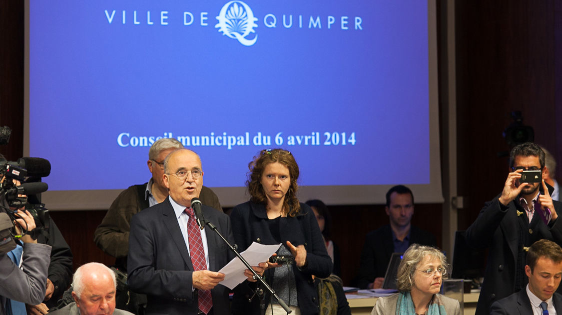 Bernard Poignant, maire sortant, ouvre la séance d'installation du nouveau conseil municipal