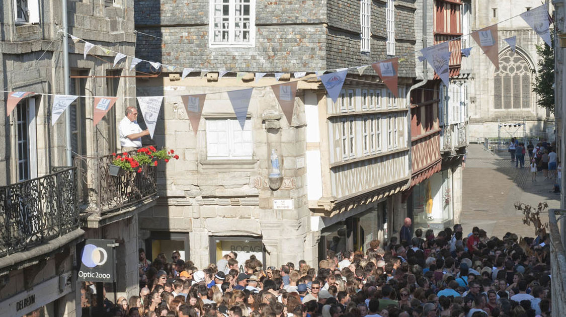 Le public massé dans la rue Kéréon attend l’ouverture des portes pour accéder à la place Saint-Corentin. Les Copains d’Abord, mercredi 5 juillet 2017.