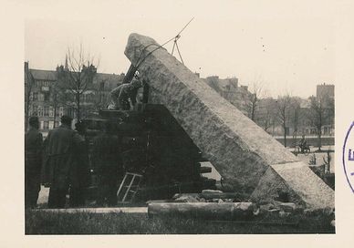 Erection du monument de la Libération en 1946