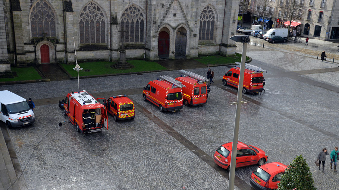 Inondation - Le poste de commandement mobile des sapeurs pompiers sur la place Saint-Corentin -  - 7 février 2014 (46)