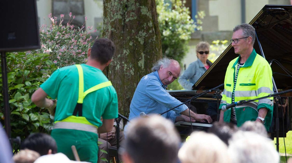 Le comédien Michaël Lonsdale et le pianiste Patrick Scheyder ont donné une représentation du spectacle des Jardins et des hommes dans le jardin du théâtre Max Jacob le 25 juin (6)