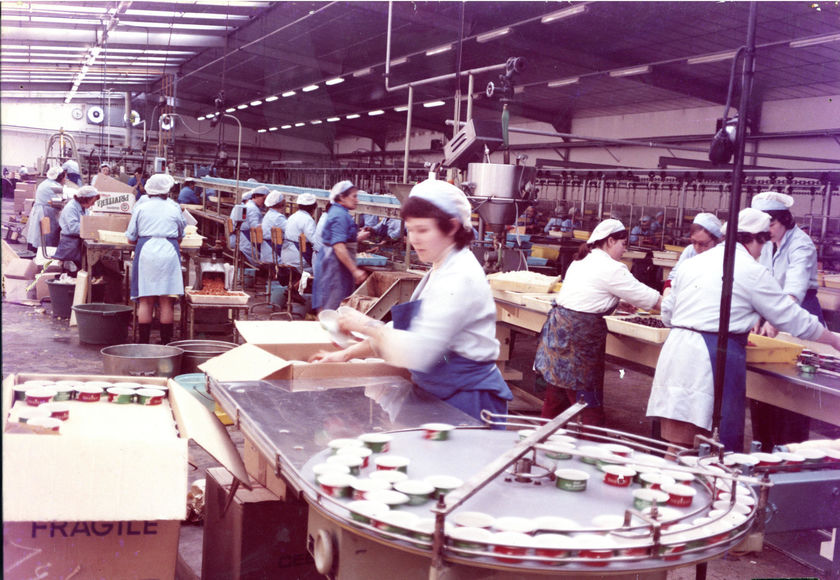 Ouvrières de l'usine Saupiquet au travail en 1972.