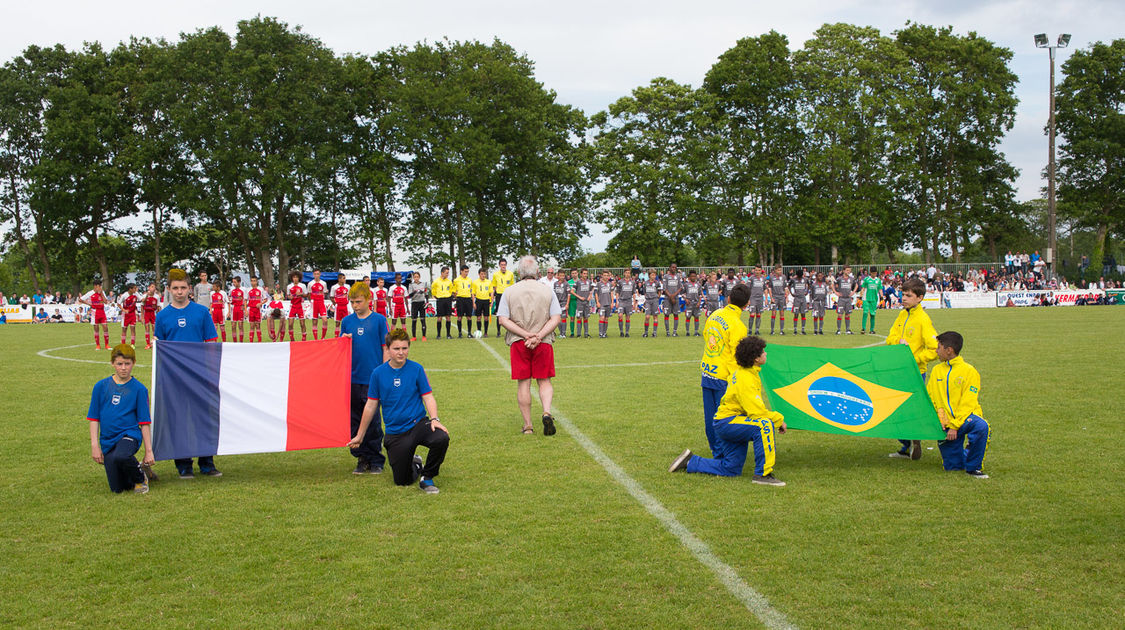 29e Mondial Pupilles : avant la finale, on rend hommage au Brésil, pays organisateur de la Coupe du monde 2014.
