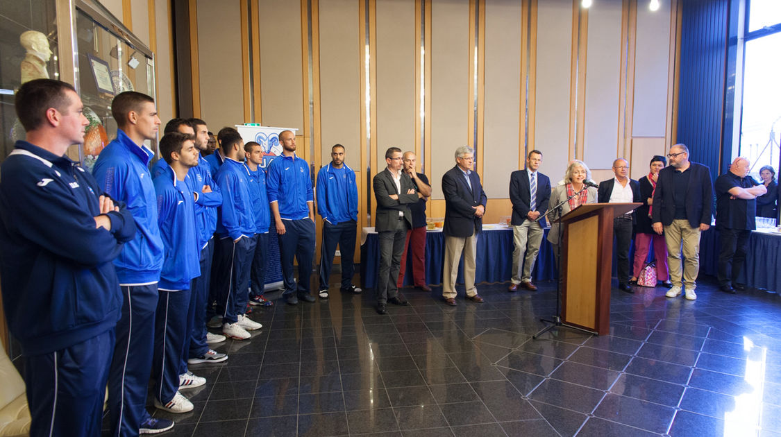 Isabelle Le Bal, première adjointe, accueille la nouvelle équipe de basket de l'UJAP de la saison 2014-15.