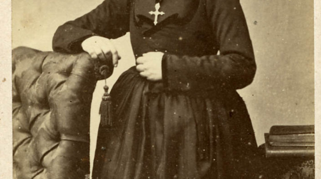 Vêtement porté par la société bretonne traditionnelle entre 1870 et 1880