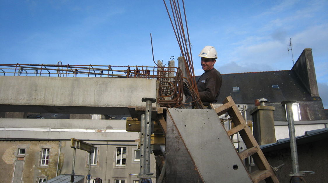 Chantier du pôle Max Jacob : Il n’est pas facile d’enchevêtrer les armatures métalliques, c’est pourtant de cela que dépend la solidité de la structure. Le 24 février 2014