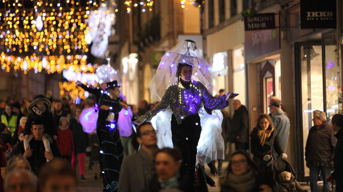 Les Illuminés et le bagad Ar re Goz ont enchanté le centre-ville - Dans le cadre des Echappées de Noël 2016 (8)