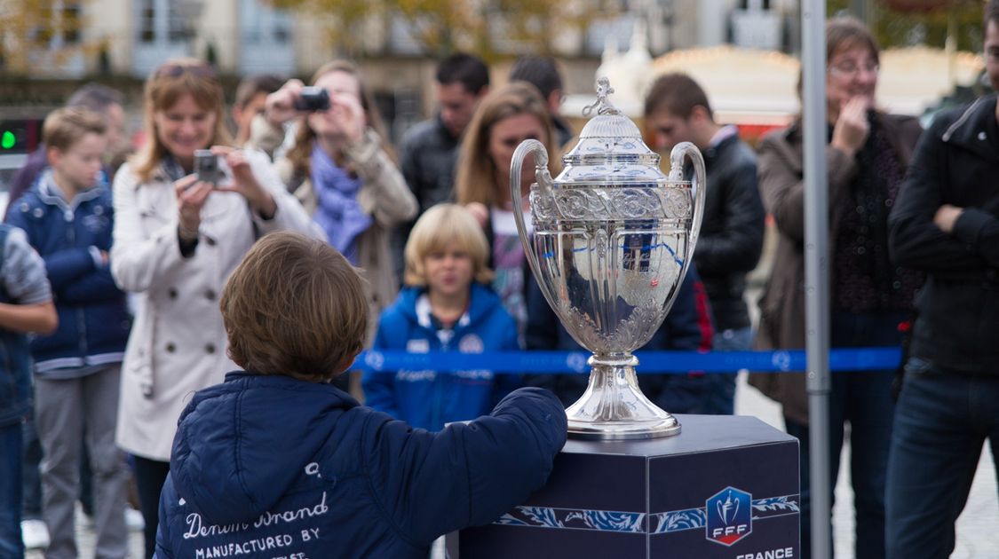 La coupe de France exposée place Saint-Corentin (5)