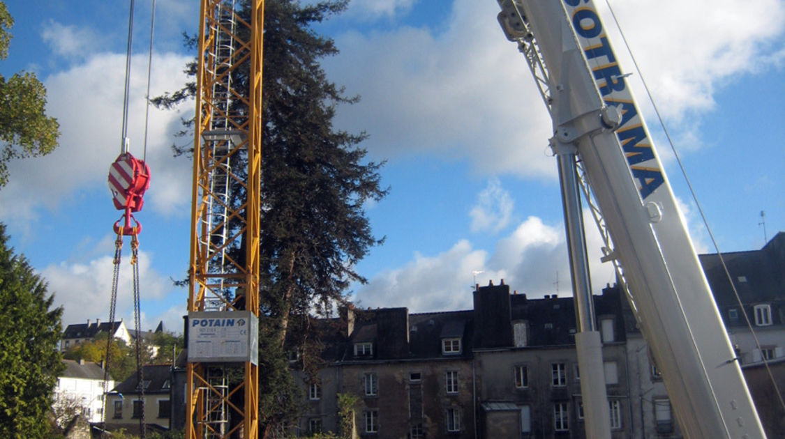 Chantier du pôle Max Jacob : Montage de la grue qui servira à l’édification du Novomax, elle culminera à 35m pour dépasser la cime des arbres protégés du jardin. Le 5 novembre 2013