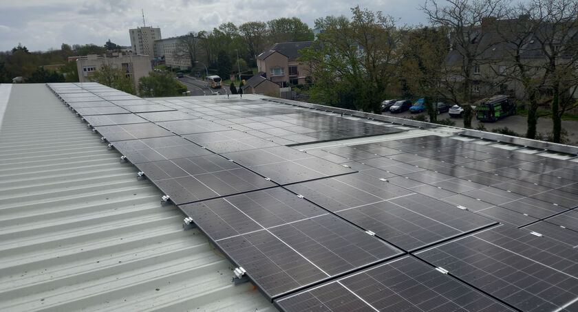 Des panneaux photovoltaïques sur les toits du gymnase de la Quimpéroise