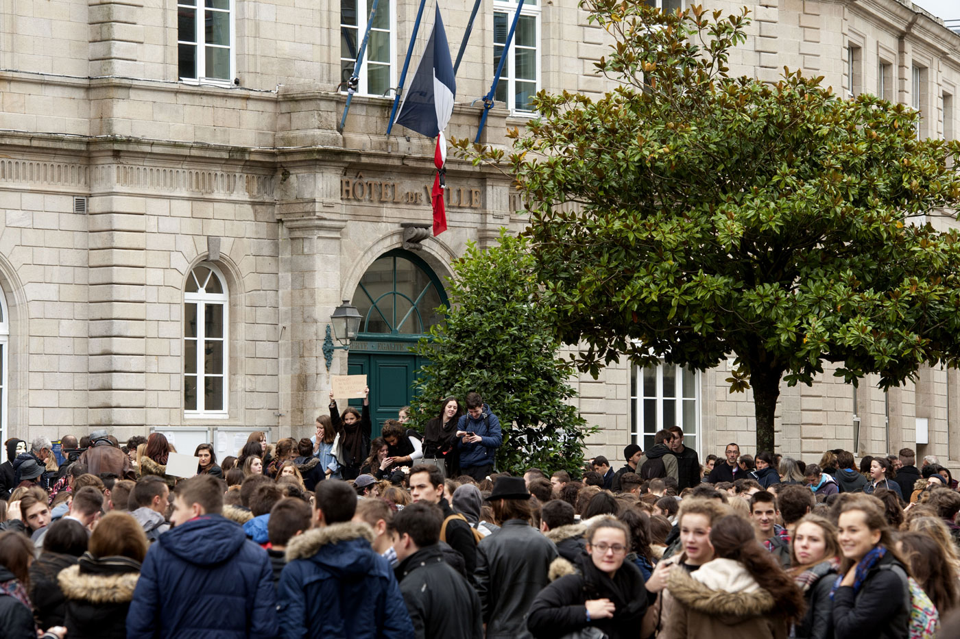Attentats de Paris : minute de silence place Saint-Corentin et à l’Hôtel de Ville