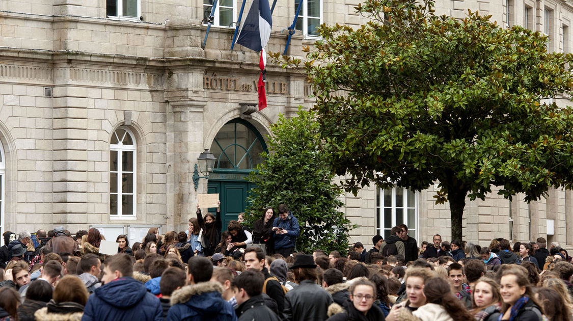 Attentats de Paris - Minute silence place Saint-Corentin et dans le hall de l