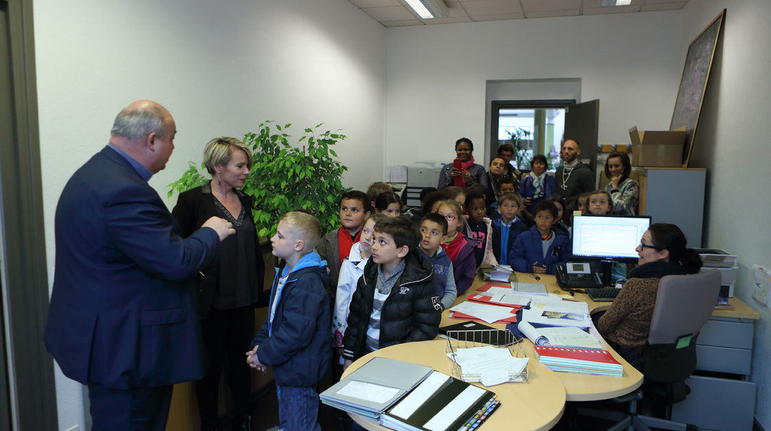 Ludovic Jolivet a reçu les élèves de CP-CE1 de l'école Emile Zola à l'Hôtel de Ville pour une visite des lieux.