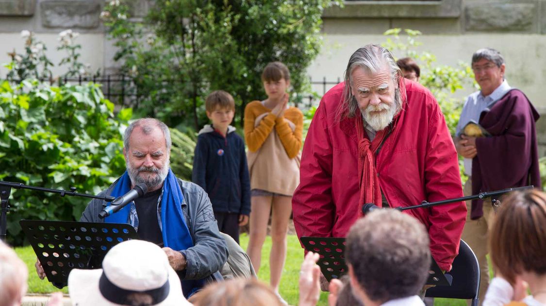 Le comédien Michaël Lonsdale et le pianiste Patrick Scheyder ont donné une représentation du spectacle des Jardins et des hommes dans le jardin du théâtre Max Jacob le 25 juin (15)