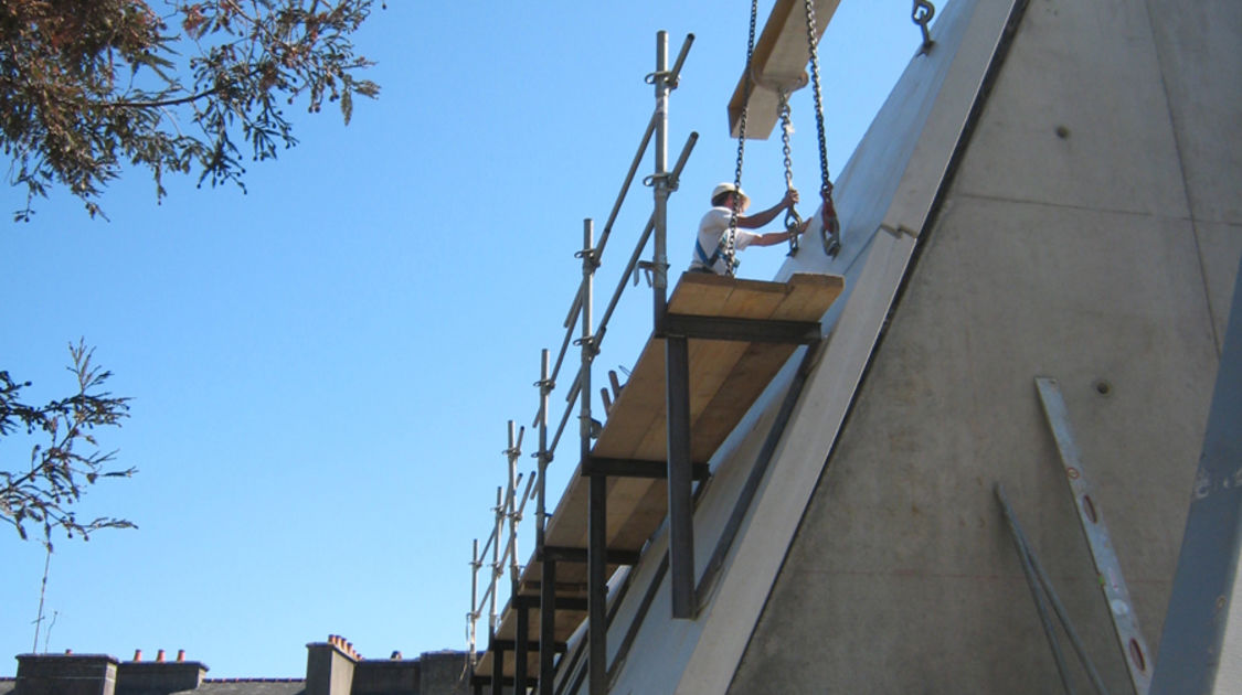 Chantier du pôle Max Jacob : Pose du dernier mur d’habillage béton de la charpente façade Nord du Novomax. Le 15 avril 2014 