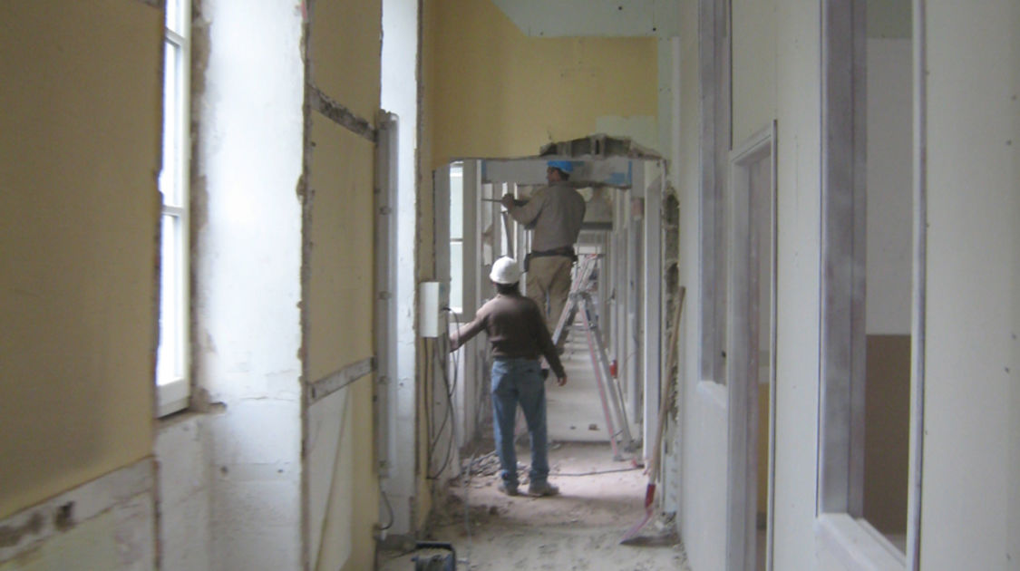 Chantier du pôle Max Jacob : Travaux à l’étage de l’ancienne école Louis Pasteur, le futur siège administratif de l’association Très Tôt Théâtre. Le 6 mai 2014 