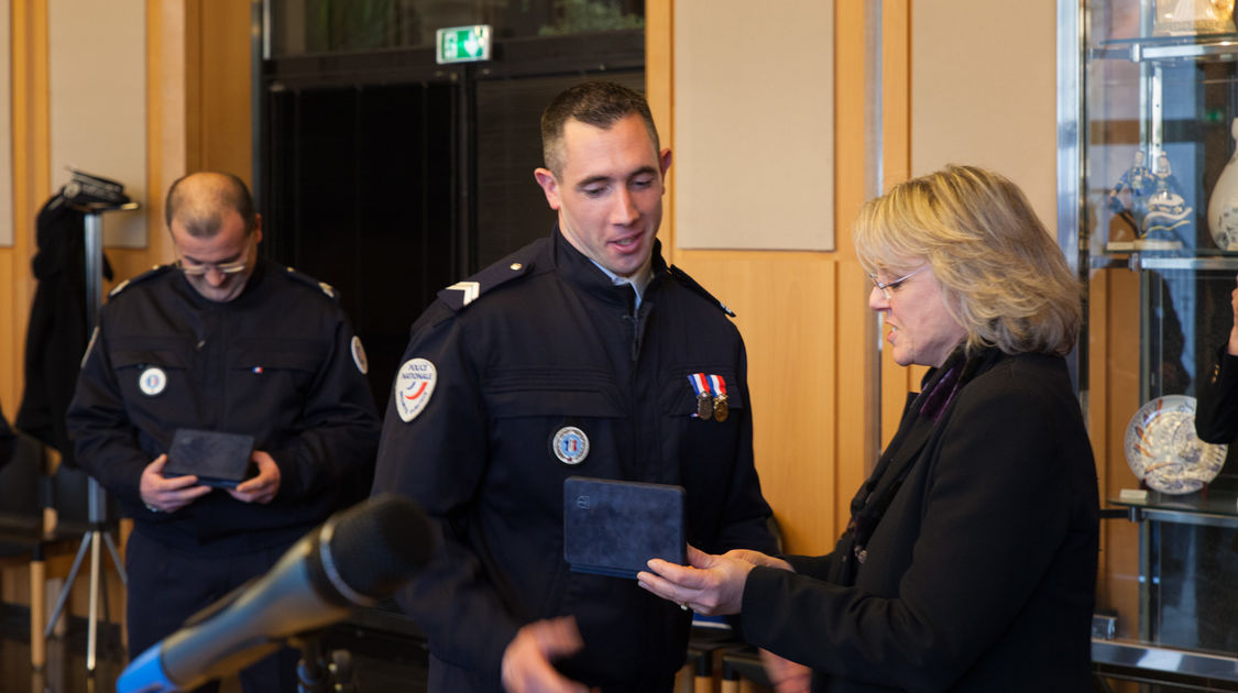Isabelle Le Bal, 1ère adjointe chargée de l’administration générale, remet la médaille de la ville de Quimper à Kévin Richard. Jeudi 17 mars 2016.