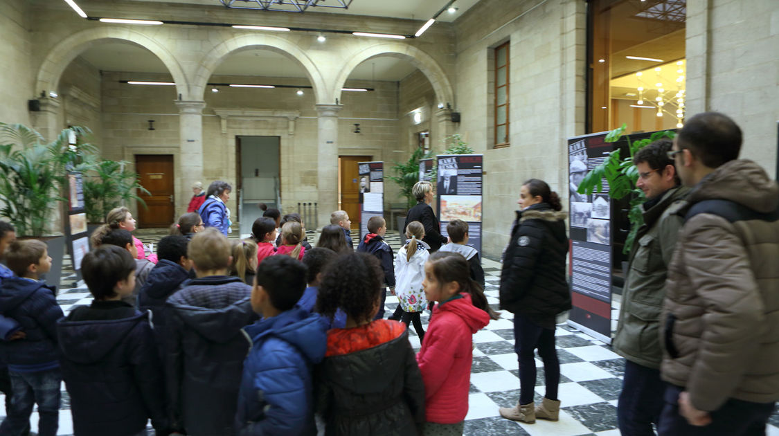 Les élèves de CP-CE1 de l'école Emile Zola et leurs enseignants à l'Hôtel de Ville pour une visite des lieux.