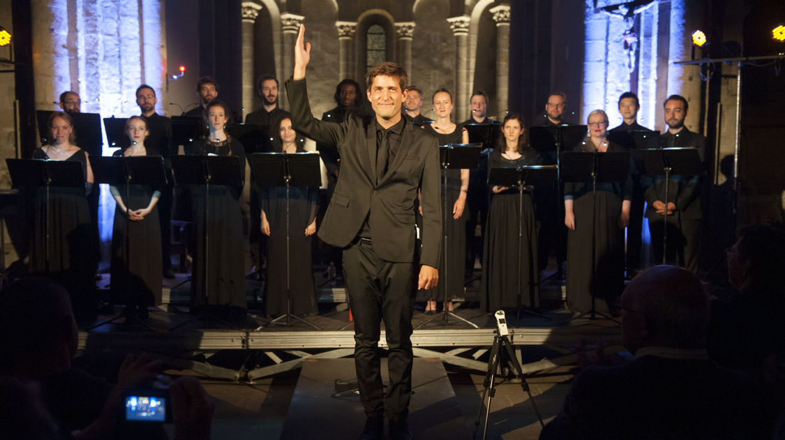 Ensemble Zene, avec Bruno Kele-Baujard dans la cathédrale de Quimper.﻿