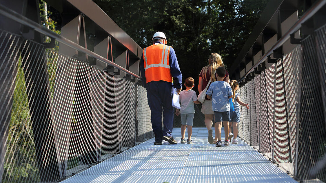 Pose de la nouvelle passerelle du Steir. 