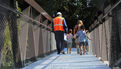 Pose de la nouvelle passerelle du Steir. 