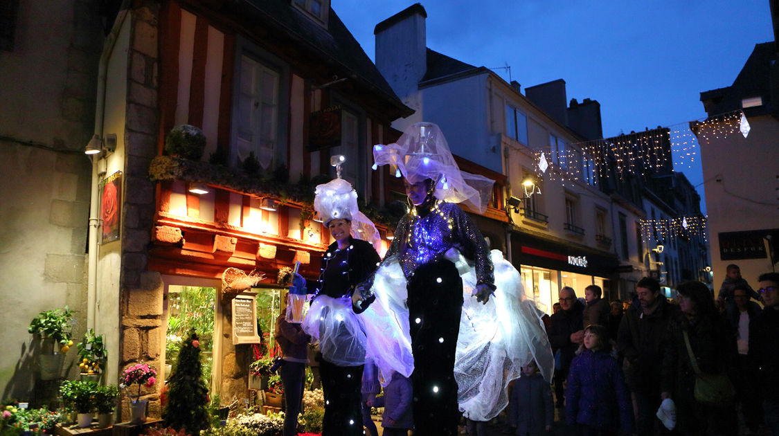 Les Illuminés et le bagad Ar re Goz ont enchanté le centre-ville - Dans le cadre des Echappées de Noël 2016 (2)