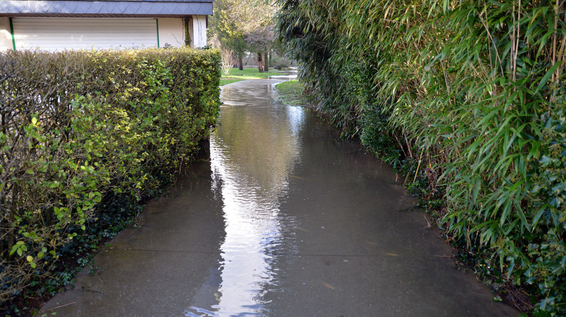 Inondation - Le Steir déborde - Passage au pignon de la Maison de la petite enfance - 7 février 2014 (8)