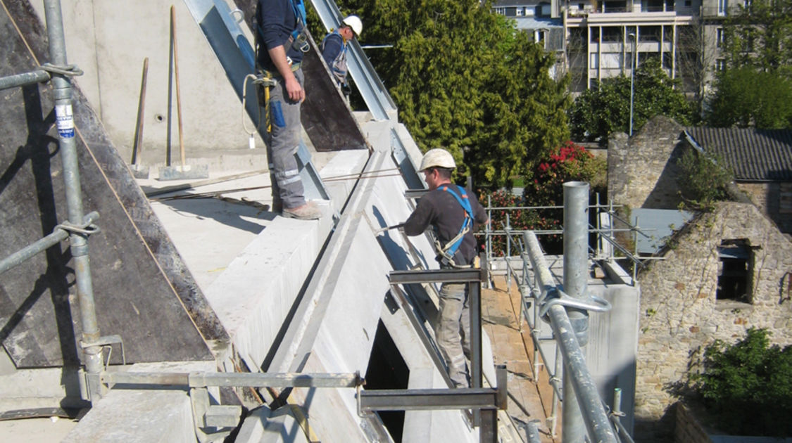 Chantier du pôle Max Jacob : Habillage béton de la charpente façade Est du Novomax. Le 11 avril 2014 