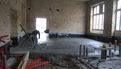 Chantier du pôle Max Jacob : Après la préparation des sols et le passage des réseaux, les ouvriers coulent la dalle définitive des ateliers du jardin. Le 5 mai 2014 