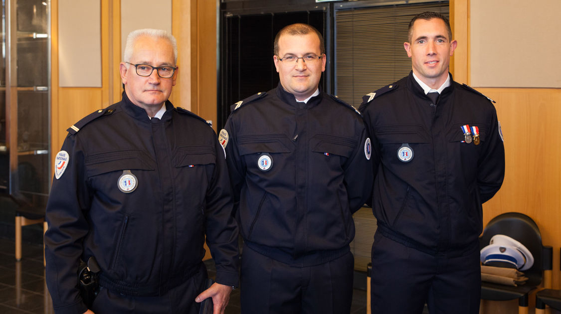 Les trois policiers récompensés (de gauche à droite) : Denis Coadou, Christian Deschênes et Kevin Richard.