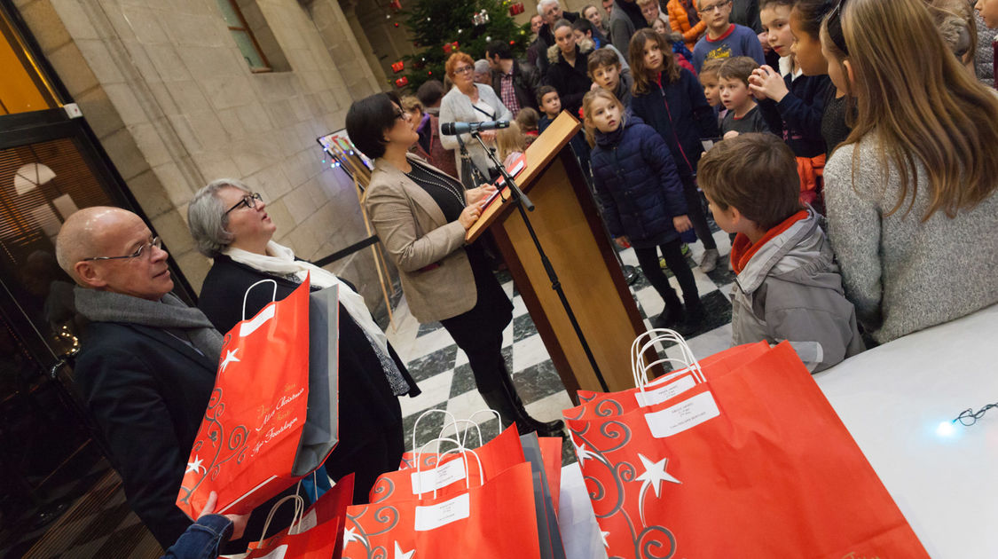 Remise des prix du concours de dessins de Noël (8)