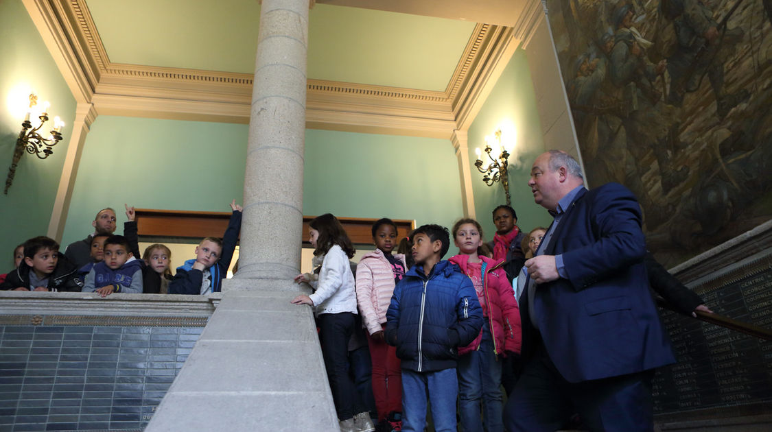 Ludovic Jolivet a reçu les élèves de CP-CE1 de l'école Emile Zola à l'Hôtel de Ville pour une visite des lieux.