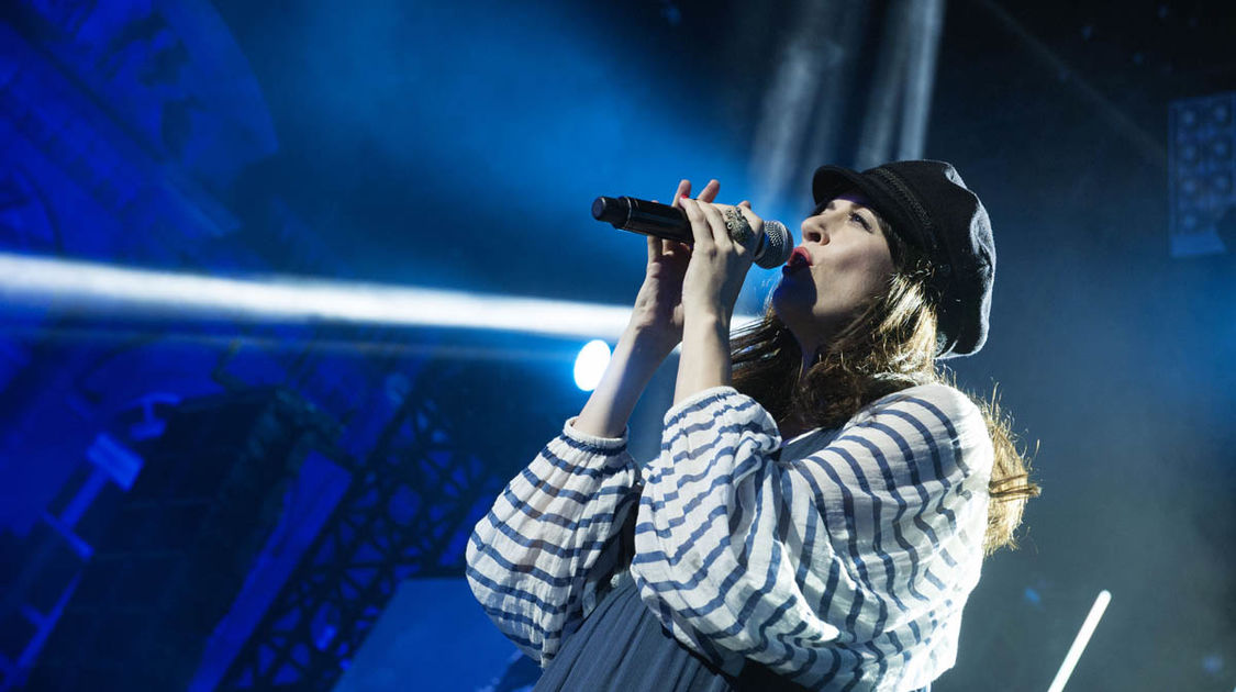 Nolwenn Leroy, casquette de marin sur la tête rend hommage à la Bretagne avec Karantez vro. Les Copains d’Abord, mercredi 5 juillet 2017.