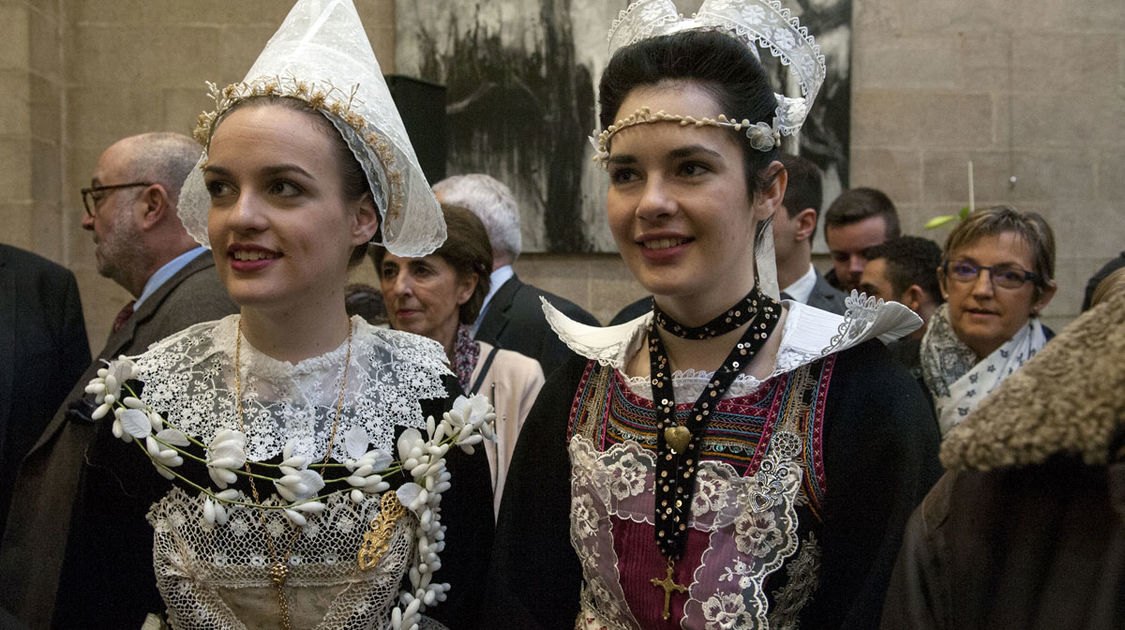 Cérémonie des vœux 2017. La Reine de Cornouaille 2016, Nolwenn Peuron (à gauche) et Floriane Boulch, sa première demoiselle, de Plougastel-Daoulas (à droite).