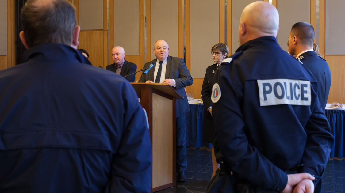 Lors de la cérémonie de remise de la médaille de la ville de Quimper. Ludovic Jolivet, maire de Quimper, rend hommage aux policiers qui ont sauvé une Quimpéroise tombée dans l'Odet. Jeudi 17 mars 2016.