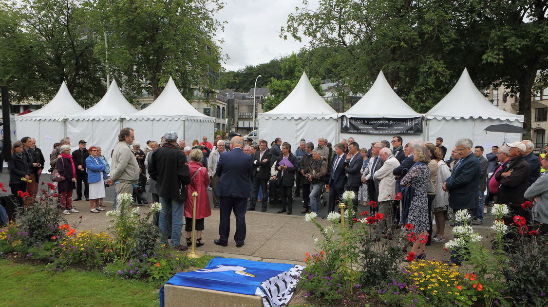 Inauguration de la stèle en mémoire de Per-Jakez Hélias (2)