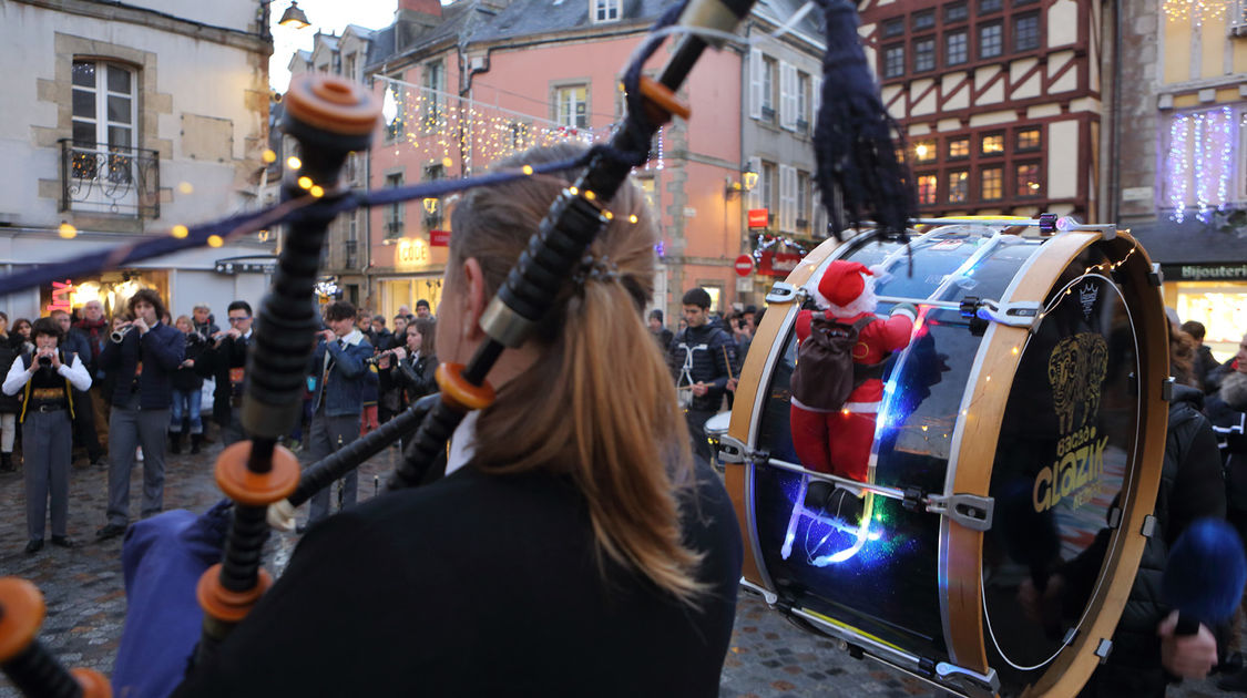 Le bagad Glazik Kemper dans le centre piétonnier. Les Échappées de Noël, 29 décembre 2016.