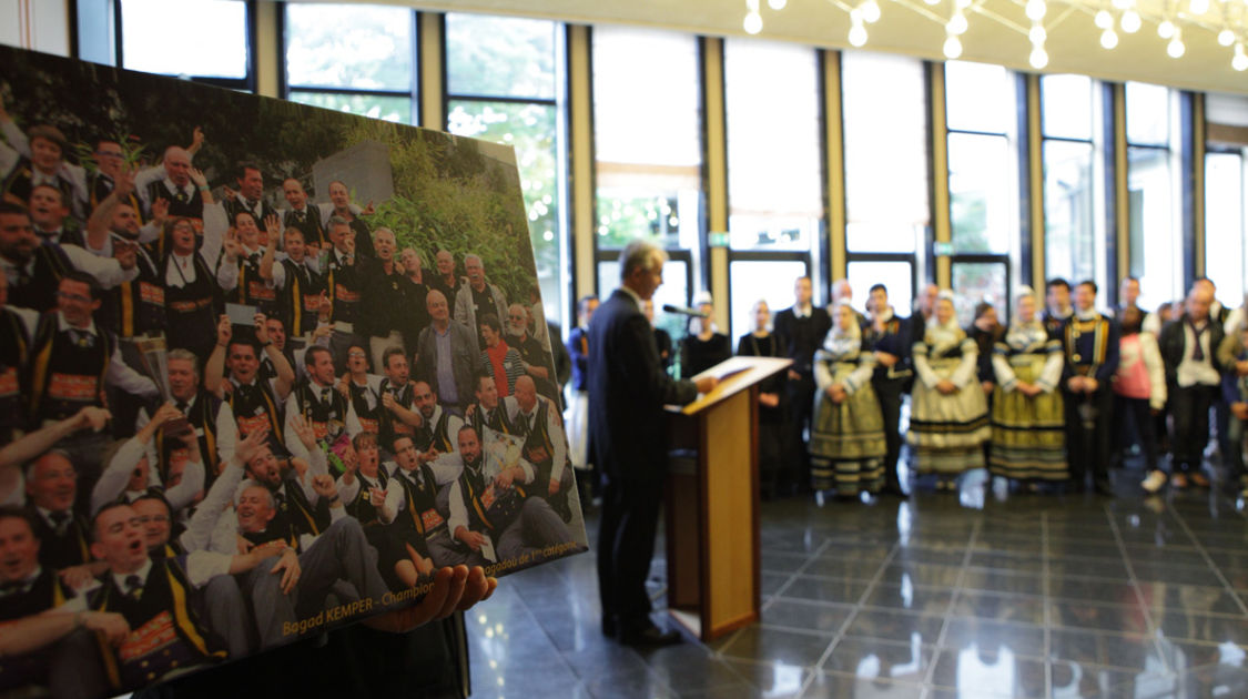 Réception en mairie du bagad Kemper et des Eostiged ar stangala (12)