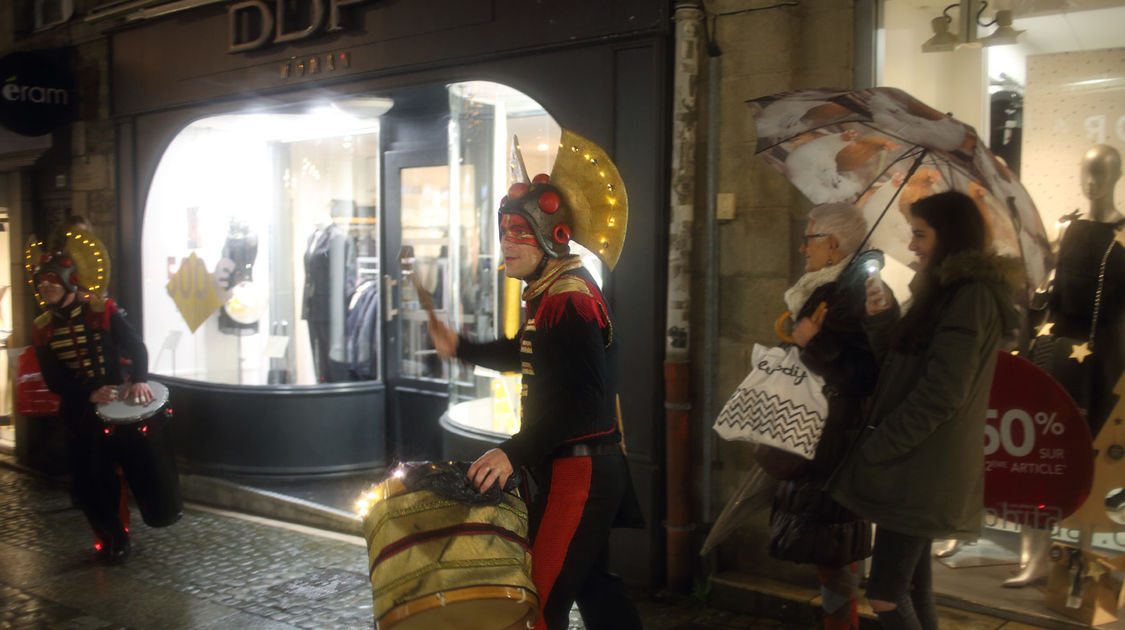 Les Ambassadeurs de la planète Karnaval ont débarqué dans les rues de Quimper apportant leurs rythmes entraînants et chaleureux - Les Échappées de Noël 21 décembre 2016