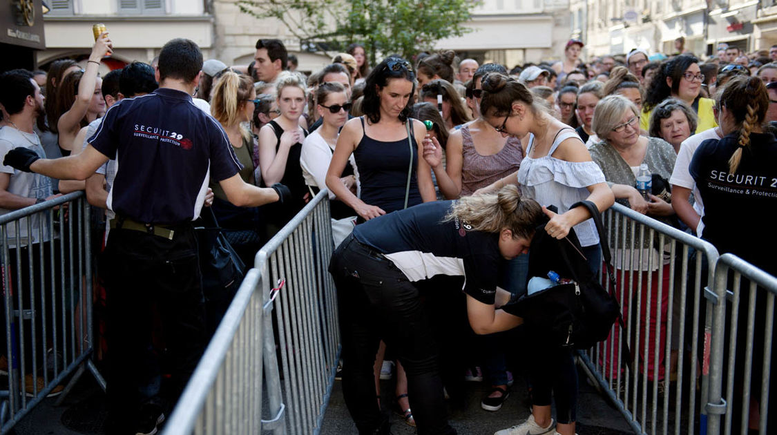 Le public dans les starting blocks se prête aux fouilles d’usage avant d’accéder à la place Saint-Corentin. Les Copains d’Abord, mercredi 5 juillet 2017.