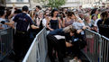 Le public dans les starting blocks se prête aux fouilles d’usage avant d’accéder à la place Saint-Corentin. Les Copains d’Abord, mercredi 5 juillet 2017.