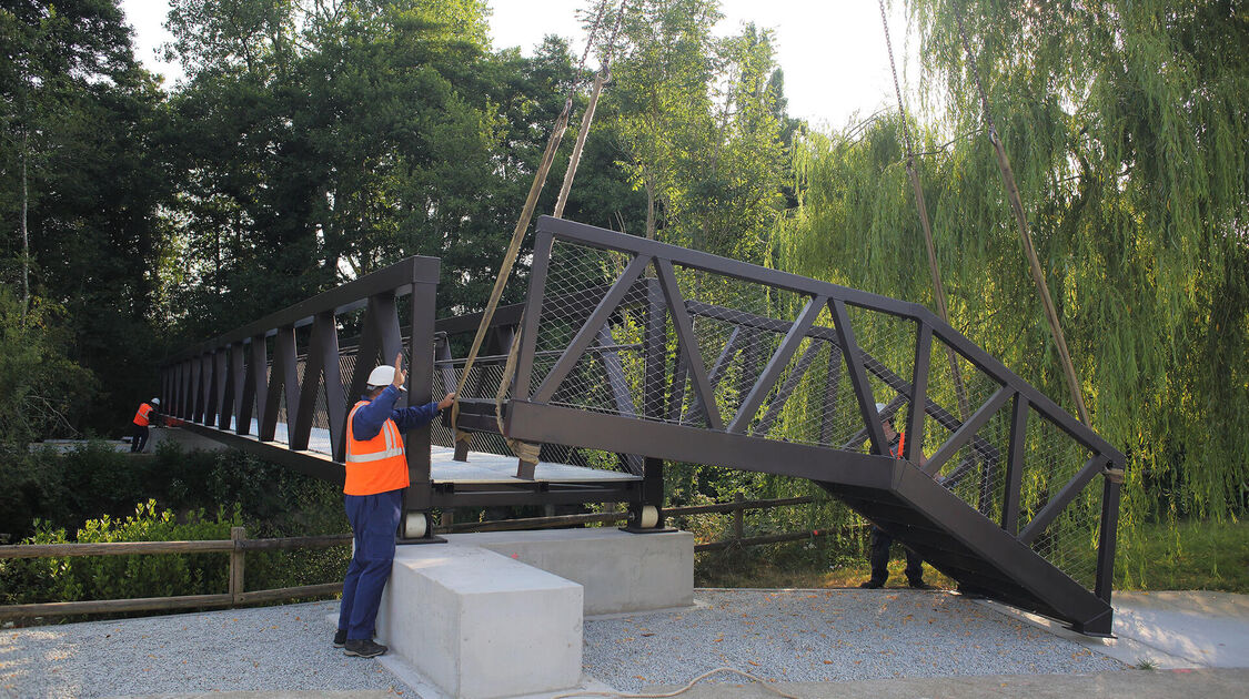 Pose de la nouvelle passerelle du Steir. 