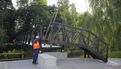 Pose de la nouvelle passerelle du Steir. 