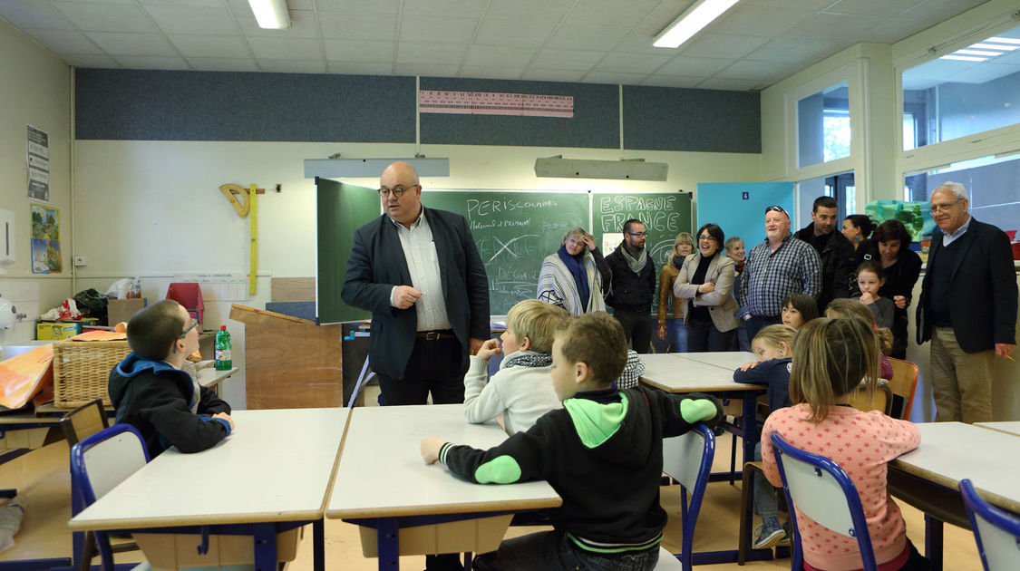 Visite des élus au Corniguel. A l’école de Kervilien. L’établissement compte 11 classes pour 277 élèves. Il bénéficie d’équipements numériques innovants.