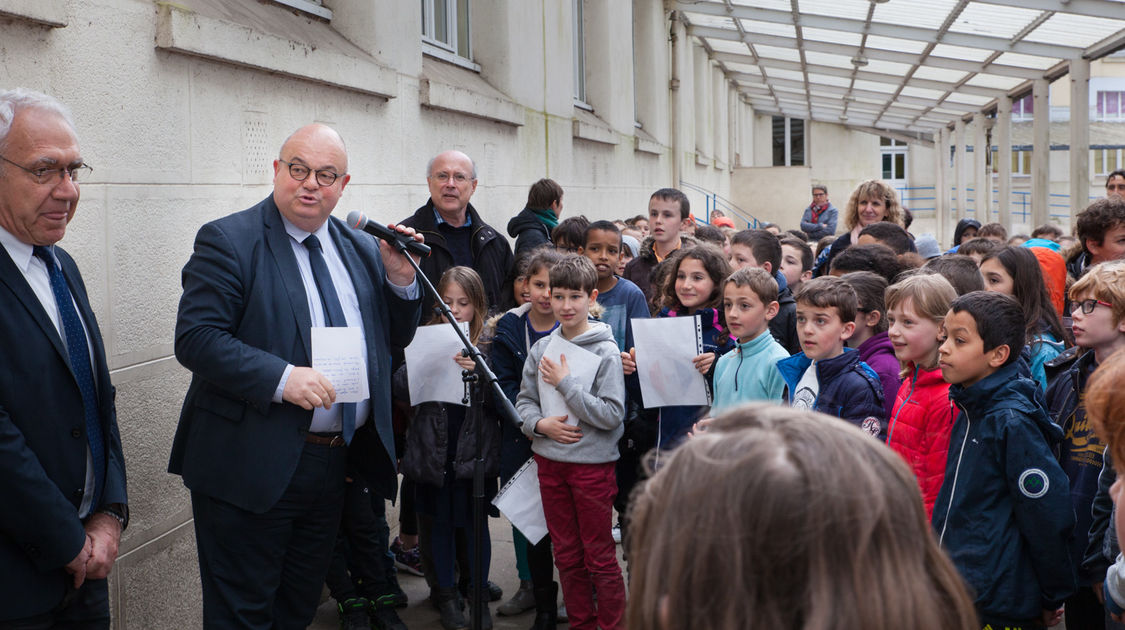 Les élèves de CE2, leurs enseignants, Ludovic Jolivet, maire et Jean-Pierre Doucen, adjoint délégué à l'éducation réunis autour de la devise de la République.