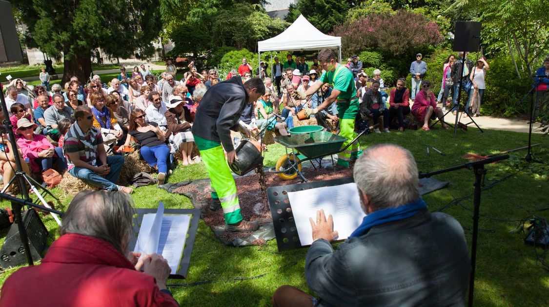 Le comédien Michaël Lonsdale et le pianiste Patrick Scheyder ont donné une représentation du spectacle des Jardins et des hommes dans le jardin du théâtre Max Jacob le 25 juin (9)