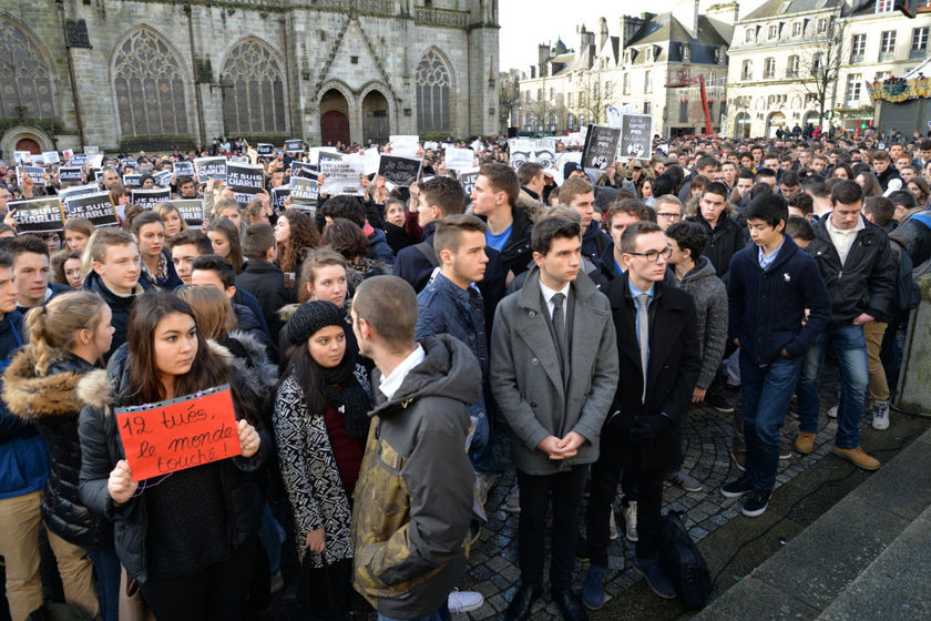 Une foule de Quimpérois rassemblée place Saint-Corentin : « Nous sommes tous Charlie »