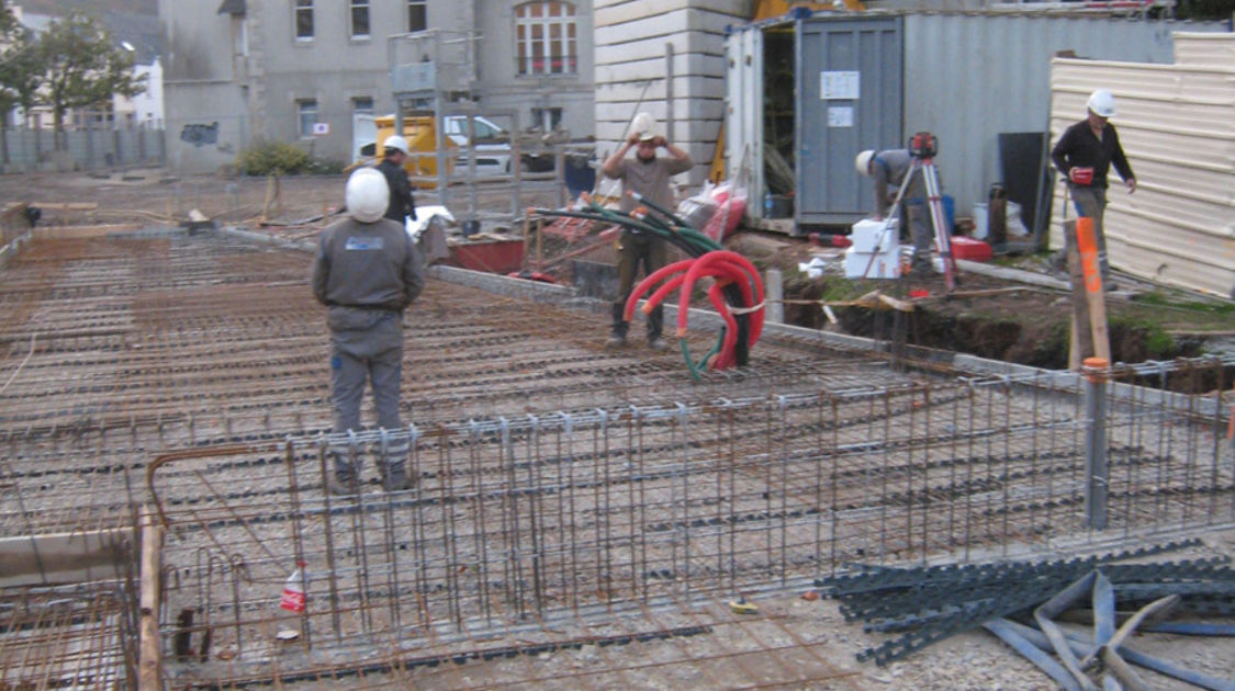 Chantier du pôle Max Jacob : Opération de ferraillage avant le début du coulage de la dalle béton. Le 2 décembre 2013