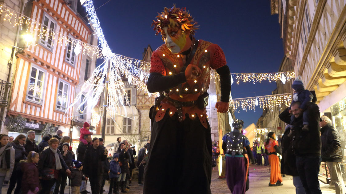 Déambulation de la Caravane des Couleurs, spectacle de rue de la compagnie Soukha. Les Échappées de Noël, 29 décembre 2016.