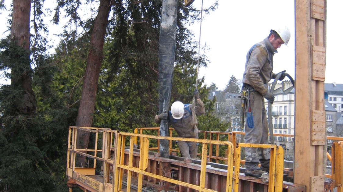 Chantier du pôle Max Jacob : Le plancher du premier étage est sec. Les ouvriers commencent à couler les cloisons. Le 18 février 2014 